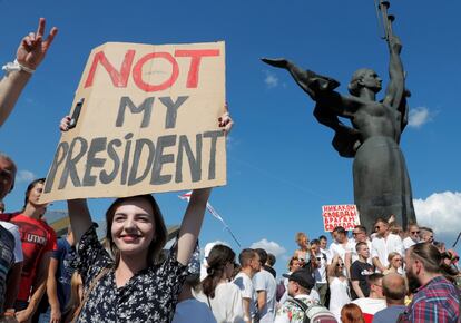 "No es mi presidente". Los manifestantes opositores se concentran junto a la estatua soviética de la Madre Patria.