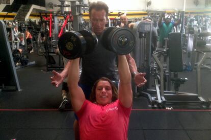 Arnold Schwarzenegger y Joseph Baena entreando en un gimnasio en Los Ángeles