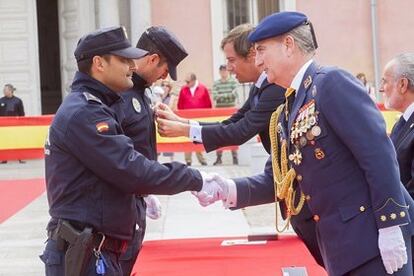 El coronel Nicolás Murga, a la derecha, en la celebración del Día de la Policía de 2014.