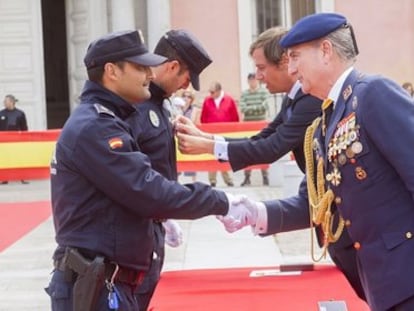 El coronel Nicolás Murga, a la derecha, en la celebración del Día de la Policía de 2014.