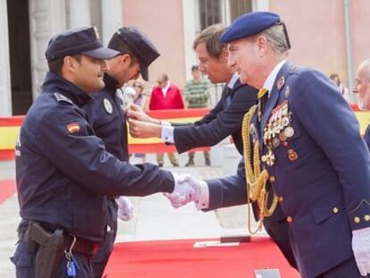 El coronel Nicolás Murga, a la derecha, en la celebración del Día de la Policía de 2014.