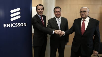 Desde la izquierda: Alfonso González, presidente de Abentel, Juan Espadas, alcalde de Sevilla, y José Antonio López, consejero delegado de Ericsson España, en la firma de un acuerdo en diciembre de 2016.