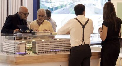 Uno de los expositores del Salón Inmobiliario Internacional de Madrid (SIMA), este jueves.