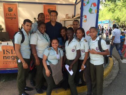 Carlos Roberto Gómez junto a estudiantes dominicanos, durante la Feria Internacional del Libro de Santo Domingo 2023.