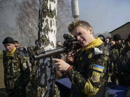 Fuerzas de autodefensa se entrenan cerca de Kiev.