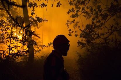 Miembros de protección civil de Vilagarcia luchan contra el fuego declarado en la zona de Castrogudin a las afueras de Vilagarcia (Galicia).