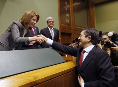 Patxi López felicita a la nueva presidenta del Parlamento vasco, Arantza Quiroga.