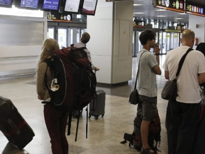 Viajeros en el aeropuerto Adolfo Su&aacute;rez Madrid-Barajas.