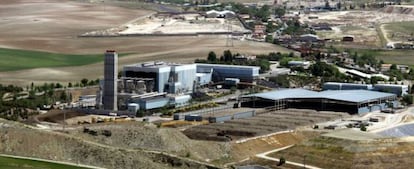 Vista aérea de la incineradora de Valdemingómez, con la Cañada Real Galiana al fondo.