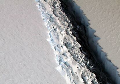 Imagem aérea da gigantesca fenda na plataforma de gelo Larsen C.