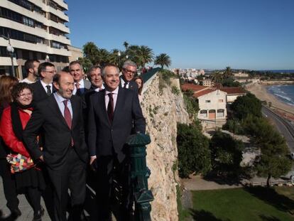Rubalcaba y Navarro pasean por el Balcón del Mediterráneo de Tarragona.
