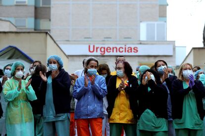 El personal sanitario del hospital madrileño Gregorio Marañón aplaude a la Policía Municipal apoyando su labor, el pasado martes.