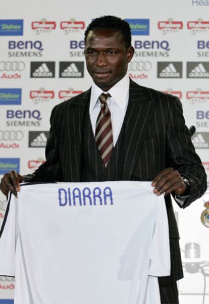 El jugador maliense, de 25 años, mostraba la camiseta blanca en su presentación.