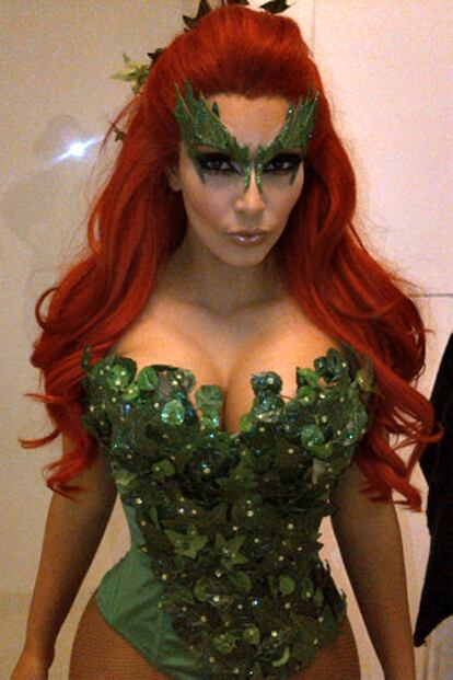 La recién casada Kim Kardashian celebró vestida de Poison Ivy en Nueva York. Al llegar sin su marido, Kris Humphries, no pudo evitar dar fuerza a los rumores que apuntan a una posible crisis