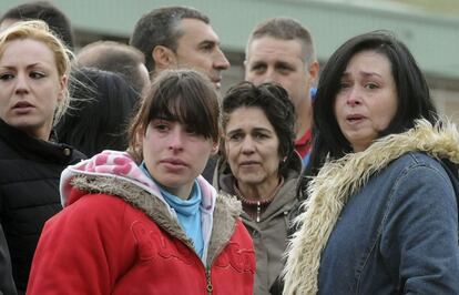 Varias personas aguardan en las inmediaciones del Pozo Emilio del Valle de Llombera de Gordón (León), donde seis mineros han muerto este lunes sobre las dos de la tarde a causa de un escape de gas metano.