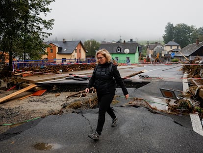 Una mujer camina por una carretera dañada, tras las inundaciones provocadas por la borrasca 'Boris' en la ciudad checa de Jesenik, este lunes.