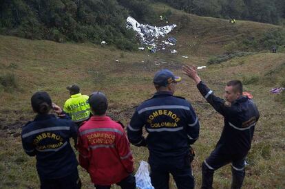 Miembros de los equipos de rescate cerca de los restos del avión charter LAMIA que llevaba a los miembros del equipo de fútbol Chapecoense Real y que se estrelló en las montañas de Cerro Gordo, municipio de La Unión (Colombia).