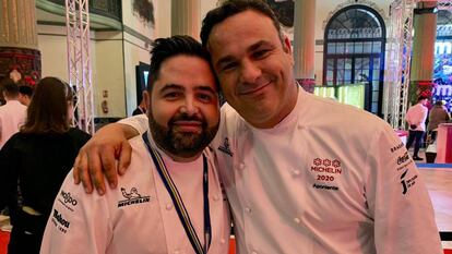 Los cocineros Juanlu Fernández y Ángel León, en la gala celebrada en Sevilla.