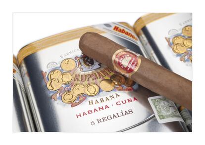 La línea retro de habano, que se inspira en los envases de bolsillo que se hicieron famosos en los años 70, crece con la llegada de H. Upmann Regalías. La línea, que destaca por su presentación en petaca metálica, llegó a España el año pasado de la mano de Romeo y Julieta Club Kings y a principios de 2021 presentó Partagás Capitols. Es un producto muy buscado y apreciado por los coleccionistas y se caracteriza por su sabor tostado, con recuerdos a almendra, vainilla y nuez moscada. Precio: 7,20 euros el cigarro y 36 euros la petaca.