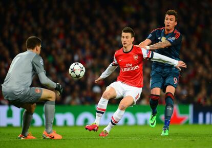 Mario Mandzukic del Bayern y Laurent Koscielny del Arsenal.