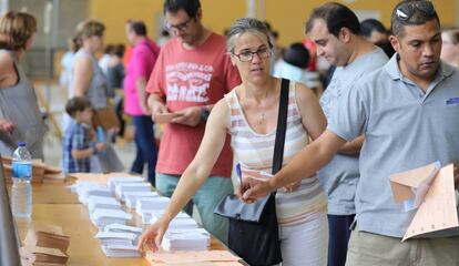 Varias personas aguardan para depositar su voto en Girona. 