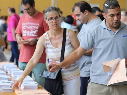 Varias personas aguardan para depositar su voto en Girona.