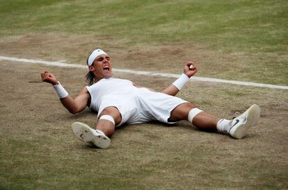 Nadal celebra su triunfo contra Federer en la final de 2008 en Wimbledon.