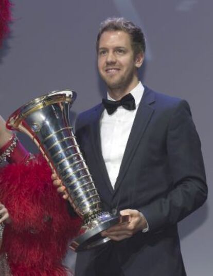 Vettel recibe el trofeo de la FIA en Saint Denis