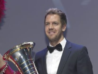 Vettel recibe el trofeo de la FIA en Saint Denis