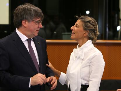 Carles Puigdemont y Yolanda Díaz, el lunes en el Parlamento Europeo.