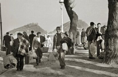 Un grupo de presos sale de la cárcel de Ondarreta en 1942.