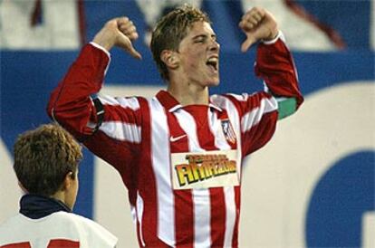 Fernando Torres celebra su primer gol.