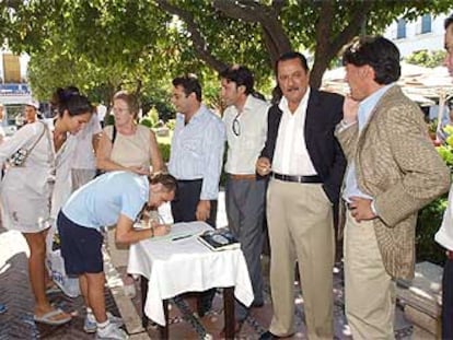 El ex alcalde de Marbella Julián Muñoz y sus concejales fieles, ante una de las mesas instaladas para recoger firmas en favor de la disolución de la actual corporación.