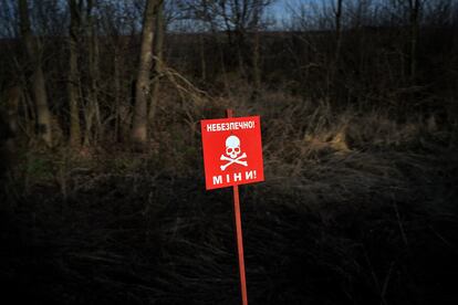 Una señal advierte del peligro de minas en el arcén de una carretera de la localidad de Chkalovske (región de Járkov) el pasado 30 de noviembre.