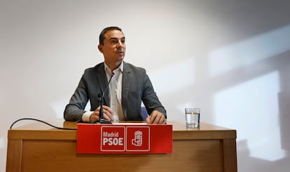 El secretario general del PSM, Juan Lobato, durante su comparecencia en la Asamblea de Madrid, este martes.