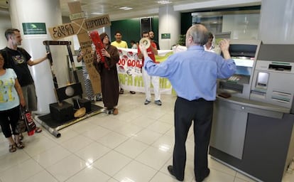Protesta en el interior de una oficina de Bankia en Madrid.