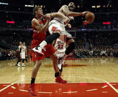 Boozer, de los Bulls, intenta anotar ante Leonard, de los Blazers.