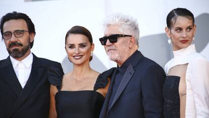 Israel Elejalede, Penélope Cruz, Pedro Almodóvar y Milena Smit en la alfombra roja de 'Madres Paralelas' en el festival de cine de Venecia.