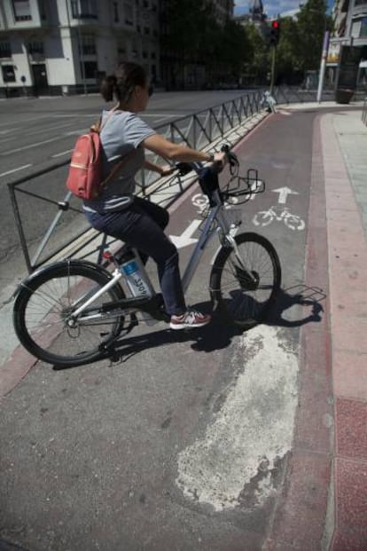 Baches en el carril bici que une Sol y O´Donnell.