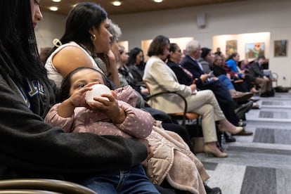 Familias inmigrantes y ciudadanos durante una reunin con funcionarios estatales para discutir el futuro incierto tras la victoria de Donald Trump, el 12 de noviembre en Stamford, Connecticut.