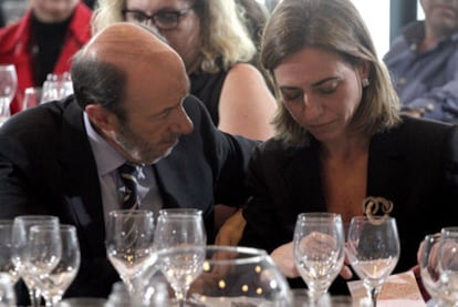 Rubalcaba y Carme Chacón conversan en un acto del colectivo de mujeres del PSC en L&#39;Hospitalet.