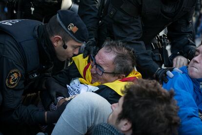 Mossos d'Esquadra desalojan manifestantes en la plaza Cerdà de Barcelona durante la huelga general de Cataluña.