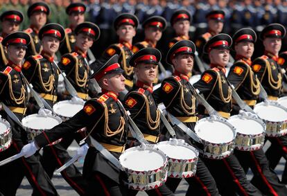 En la imagen, miembros de una banda militar tocan durante el desfile de Moscú.