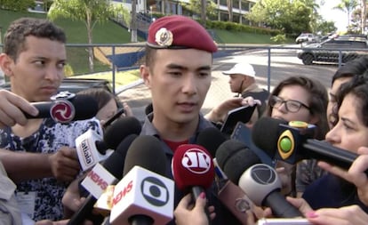 O tenente Pedro Aihara, porta-voz do Corpo de Bombeiros de Minas Gerais, concede entrevista em Brumadinho.