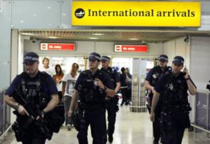 Policías británicos patrullan por el aeropuerto de Heathrow. EFE/Archivo