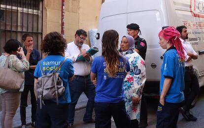 El desahucio de Zohra Haidra (con pañuelo), en el que intervinieron empleados del Samur, su abogado, la representante legal del edificio, la Comisión Judicial y la Policía, el pasado 16 de julio.