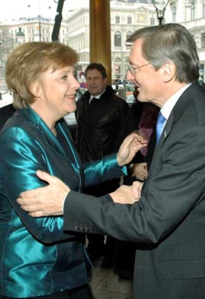 El canciller Schüssel saluda ayer a su homológa alemana, Angela Merkel.