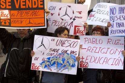 Vecinos de Elche, con pancartas, ayer, ante el Ayuntamiento, durante el pleno municipal.