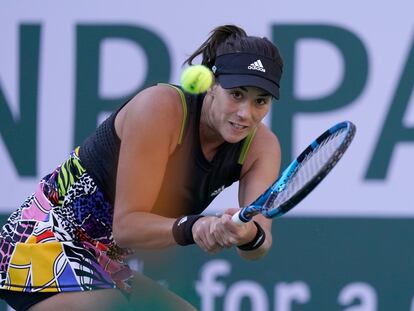 Muguruza conecta un revés durante el partido ante Riske.