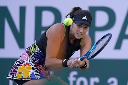 Muguruza conecta un revés durante el partido ante Riske.